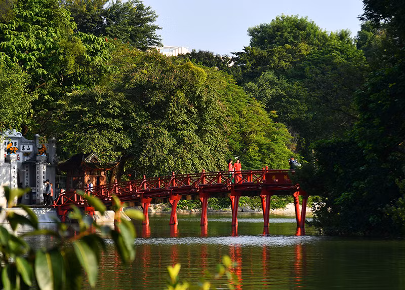 Hồ Hoàn Kiếm “thay” áo mới -0