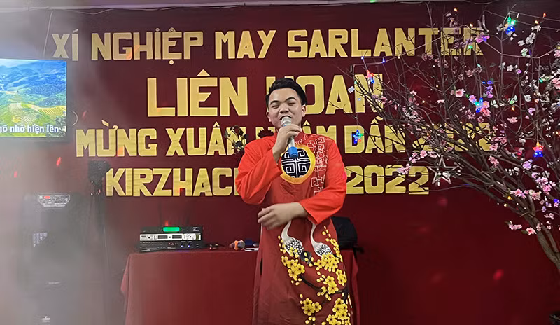 Đón Tết ở xưởng may của người Việt -0