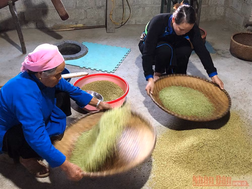 “Trời mưa thì giã cốm ăn chơi” -0