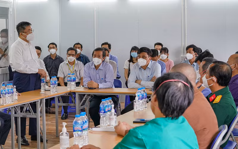 PGS, TS Nguyễn Hoàng Bắc, Giám đốc Bệnh viện Đại học Y Dược TP Hồ Chí Minh phát biểu tại lễ bàn giao trung tâm hồi sức ngày 13/10.
