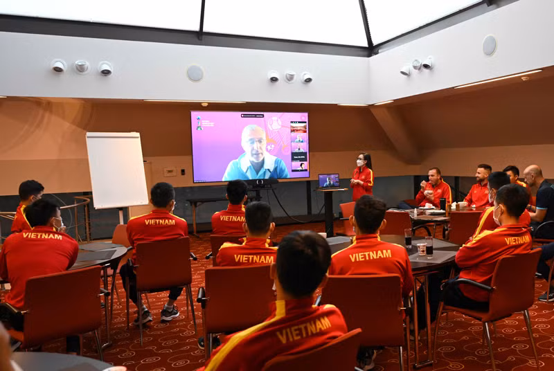 Đội tuyển futsal Việt Nam làm quen với công nghệ 