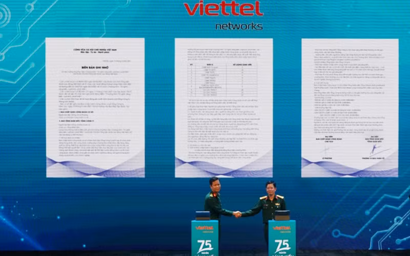 Chủ tịch Công đoàn và Tổng Giám đốc Tổng Công ty Mạng lưới Viettel ký kết biên bản ghi nhớ thực hiện Chương trình “75 nghìn sáng kiến, vượt khó, phát triển”