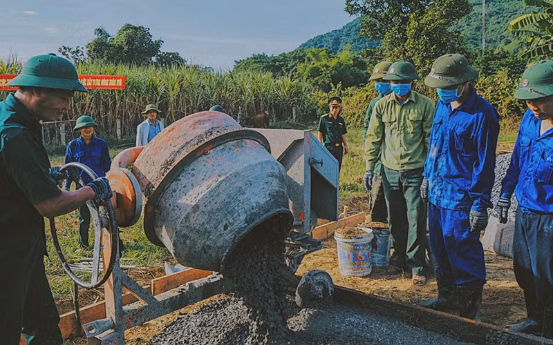 Cán bộ, chiến sĩ Đoàn S83 vận tải tham gia xây dựng nông thôn mới tại xã miền núi, vùng căn cứ kháng chiến cũ của huyện Hòa Vang, TP Đà Nẵng.