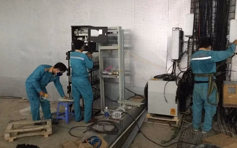  Nhân viên kỹ thuật của Viettel lắp đặt hệ thống hạ tầng kỹ thuật tại Bệnh viện dã chiến