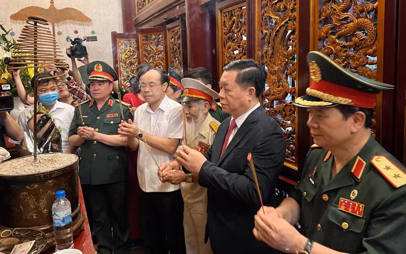 Đồng chí Nguyễn Trọng Nghĩa và các đại biểu dâng hương tưởng niệm các Vua Hùng.