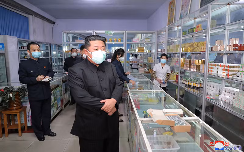 Nhà lãnh đạo Kim Jong-un kiểm tra nhà thuốc tại thủ đô Bình Nhưỡng. (Ảnh do KCNA công bố ngày 15/5)