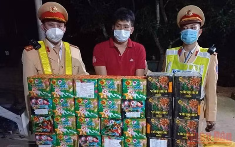 Đối tượng Nguyễn Đăng Chung vận chuyển 70kg pháo hoa nổ trái phép bị bắt giữ.