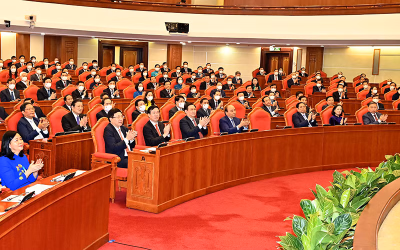 Các đồng chí lãnh đạo Ðảng, Nhà nước và các đại biểu dự bế mạc hội nghị.