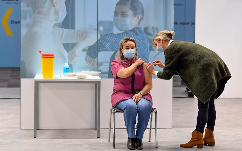 Y tá Sanna Elkadiri (39 tuổi) tiêm mũi vaccine đầu tiên. (Ảnh: Reuters)