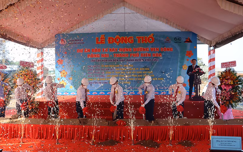 Các đại biểu thực hiện nghi thức khởi công dự án đường ven sông Đồng Nai.