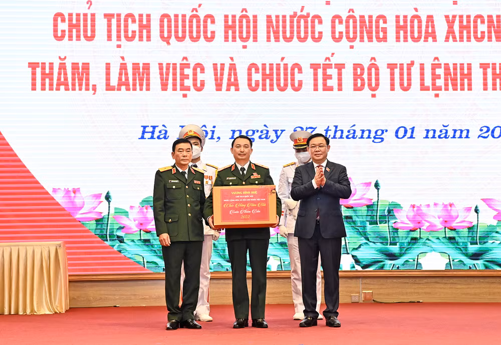 Xây dựng lực lượng vũ trang Thủ đô vững mạnh, sức mạnh chiến đấu cao -0