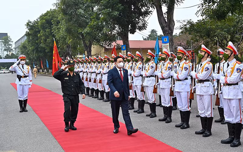 Chủ tịch Quốc hội Vương Đình Huệ duyệt đội danh dự Bộ Tư lệnh Cảnh sát cơ động tại lễ đón.