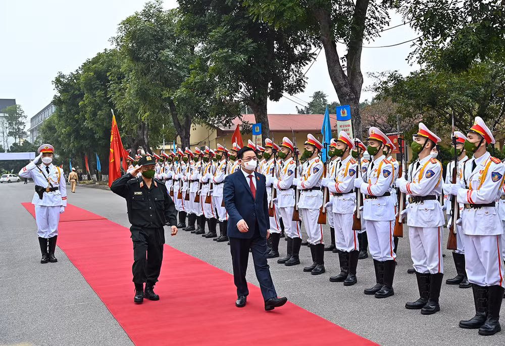 Chủ tịch Quốc hội Vương Đình Huệ thăm, chúc Tết lực lượng vũ trang tại Hà Nội -0