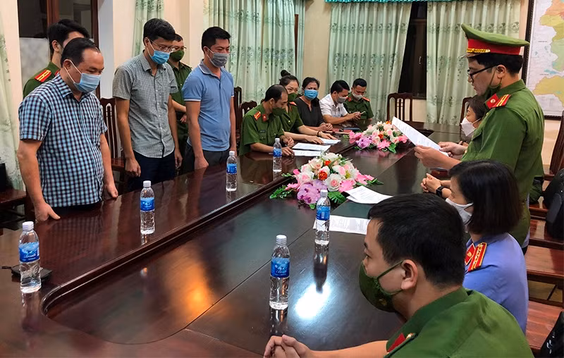 Cơ quan Cảnh sát điều tra đọc quyết định khởi tố bị can đối với các đối tượng.