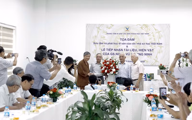 Tọa đàm Sưu tầm và phát huy giá trị di sản các nhà sử học và tiếp nhận hiện vật GS. NGND Vũ Dương Ninh trao tặng.