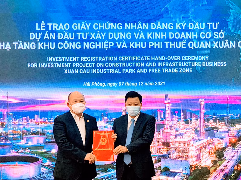 Trưởng ban Quản lý Khu kinh tế Hải Phòng trao giấy chứng nhận đầu tư cho Công ty cổ phần đầu tư Xuân Cầu-Lạch Huyện.
