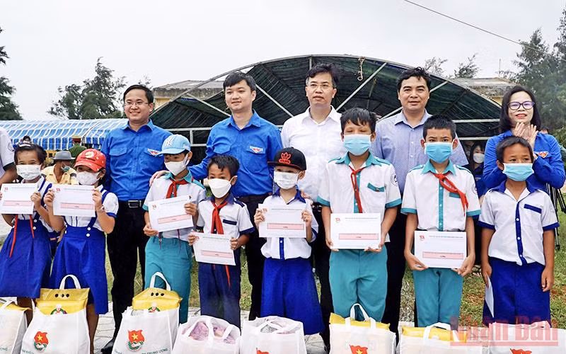 Bí Thư Trung ương Đoàn Thanh niên Cộng sản Hồ Chí Minh, Chủ tịch Hội Sinh viên Việt Nam Nguyễn Minh Triết (thứ 2 từ trái sang, hàng sau trong ảnh) cùng đại diện các đơn vị liên quan trao học bổng, tặng quà học sinh vượt khó học tốt của huyện đảo Phú Quý.