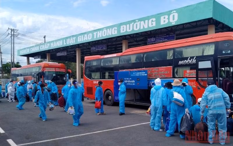 Người dân Phú Yên về quê tại bến xe Xuyên Mộc, tỉnh Bà Rịa – Vũng Tàu chiều 23/9.