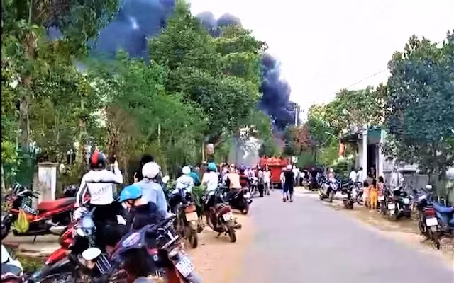 Cột khói vụ cháy bốc cao tới 100m.
