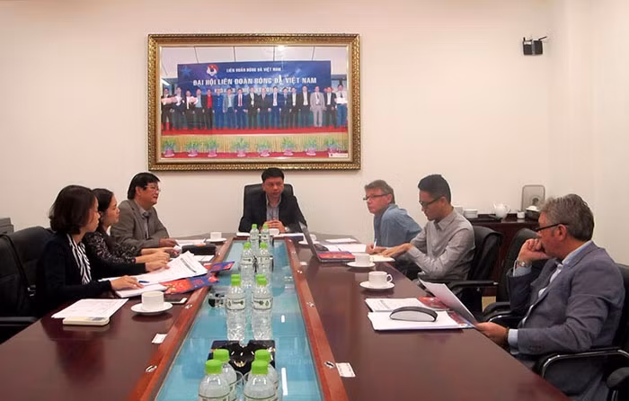 Ông Troussier và ông Gede (ngoài cùng bên phải) khi đang cùng làm việc với VFF.