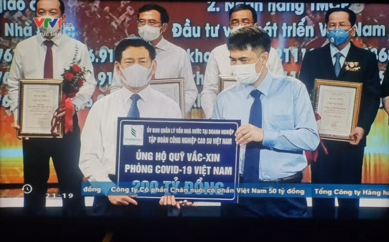Đại diện VRG ủng hộ 200 tỷ đồng Quỹ vaccine phòng, chống Covid-19.