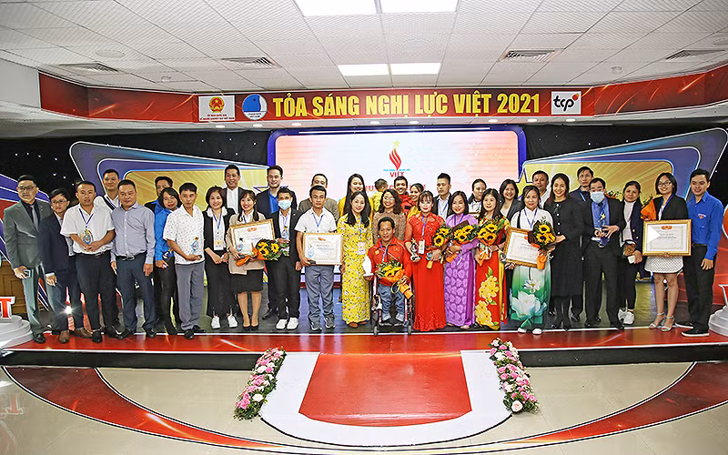 Quang cảnh buổi lễ tuyên dương các tấm gương “Tỏa sáng nghị lực Việt” năm 2021.