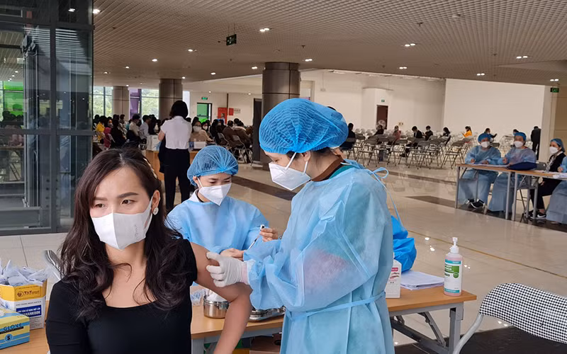 Sở Y tế Vĩnh Phúc tổ chức tiêm mũi 3 phòng ngừa Covid-19 tại Nhà hát thành phố Vĩnh Yên. 