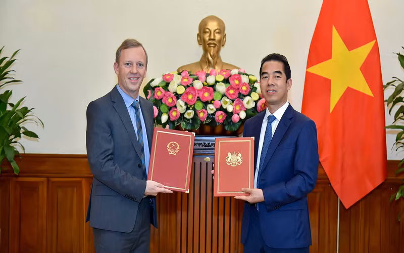 Lễ trao đổi Công hàm khẳng định ngày có hiệu lực của Hiệp định thương mại tự do giữa Việt Nam và Anh. (Ảnh: Tuấn Anh/Báo Thế giới và Việt Nam)