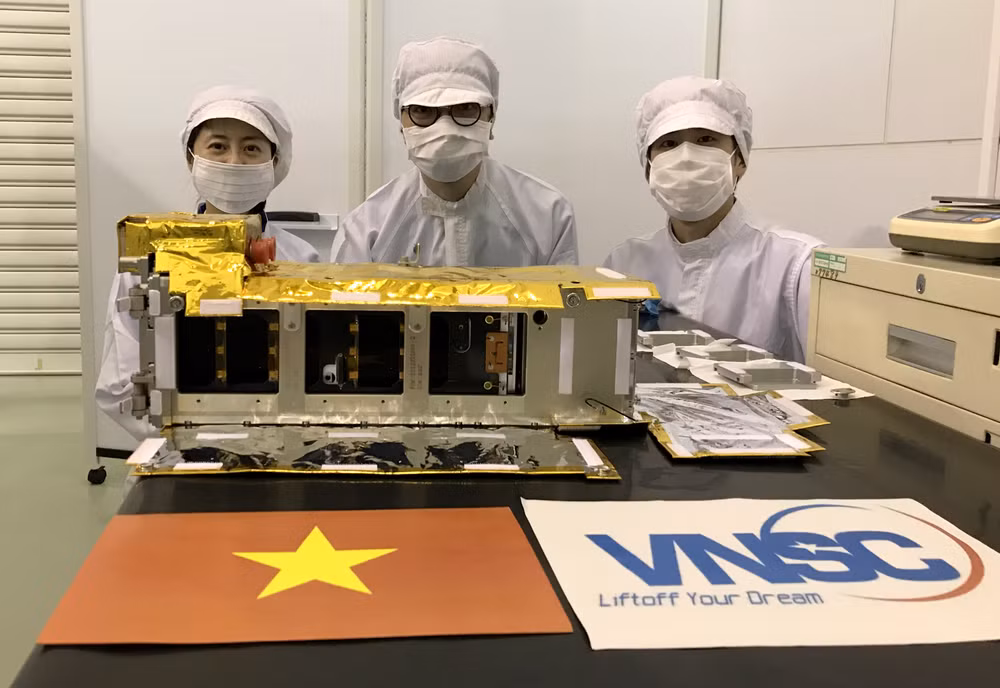 Vệ tinh NanoDragon của Việt Nam chính thức được bàn giao cho Nhật Bản ngày 17/8/2021. (Ảnh: VNSC) 
