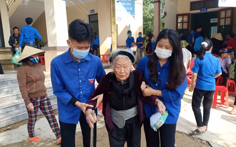 Hoạt động khám và cấp thuốc cho người dân vùng lũ được tiến hành kịp thời, mang lại hiệu quả thiết thực