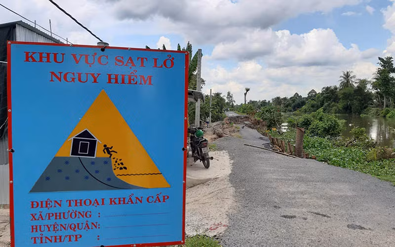 Địa phương cấm biển cảnh báo tại một khu vực sạt lở trên địa bàn xã Hậu Thành, huyện Cái Bè (Tiền Giang).