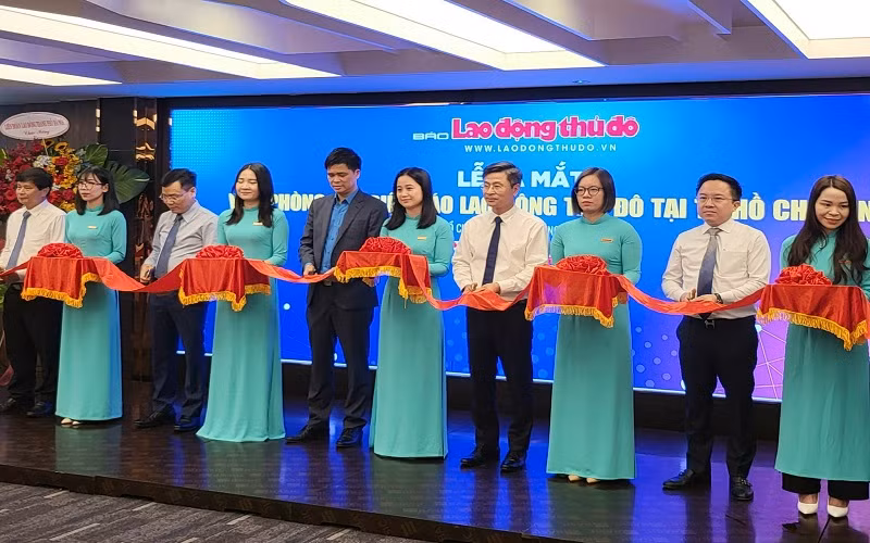 Các đại biểu cắt băng ra mắt Văn phòng đại diện báo Lao động Thủ đô tại thành phố Hồ Chí Minh.