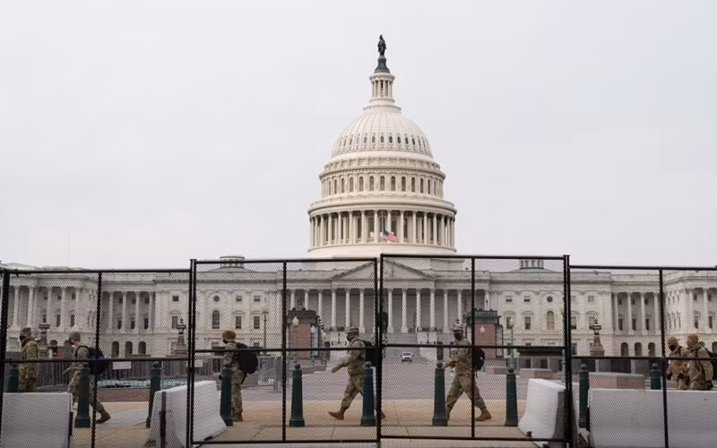 Dựng hàng rào an ninh chung quanh Đồi Capitol sau khi những người ủng hộ ông Trump xông vào tòa nhà này. (Ảnh: Reuters)
