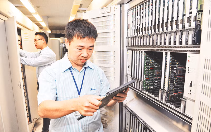 Kỹ sư VNPT Bắc Ninh kiểm tra và bảo dưỡng hệ thống tổng đài.