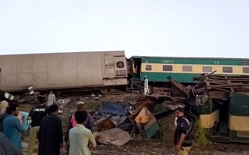Hiện trường vụ va chạm tàu tại quận Ghotki sáng 7-6. (Ảnh: AP)