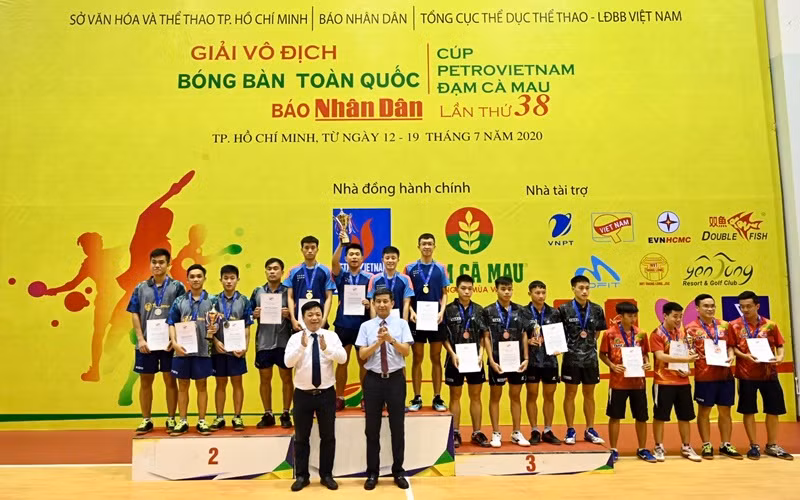 Đồng chí Quế Đình Nguyên và đồng chí Nguyễn Danh Hoàng Việt trao huy chương và phần thưởng cho các vận động viên đoạt giải tại nội dung đồng đội nam.
