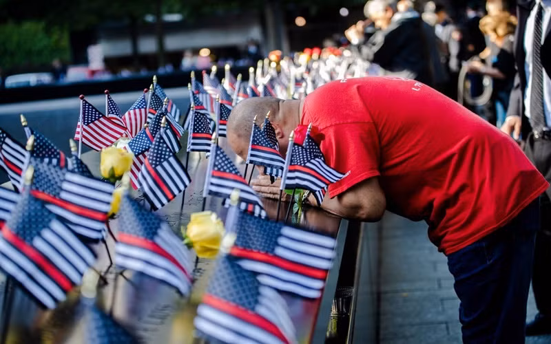 Lễ tưởng niệm 11-9-2020 diễn ra vào thời điểm nước Mỹ và New York đối mặt với cuộc khủng hoảng kinh tế và y tế cộng đồng lớn nhất trong nhiều thập kỷ qua. (Ảnh: New York Times)