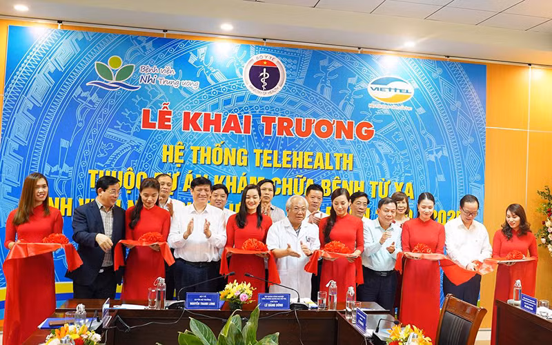 Các đại biểu cắt băng khai trương hệ thống Telehealth tại Bệnh viện Nhi Trung ương.