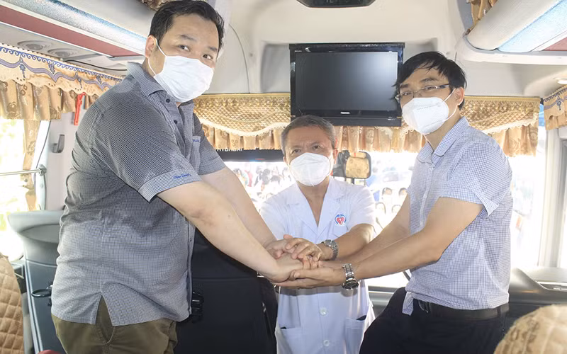 GS Lê Ngọc Thành, Giám đốc Bệnh viện E gửi gắm niềm tin vào đồng đội khi chi viện cho miền nam. 
