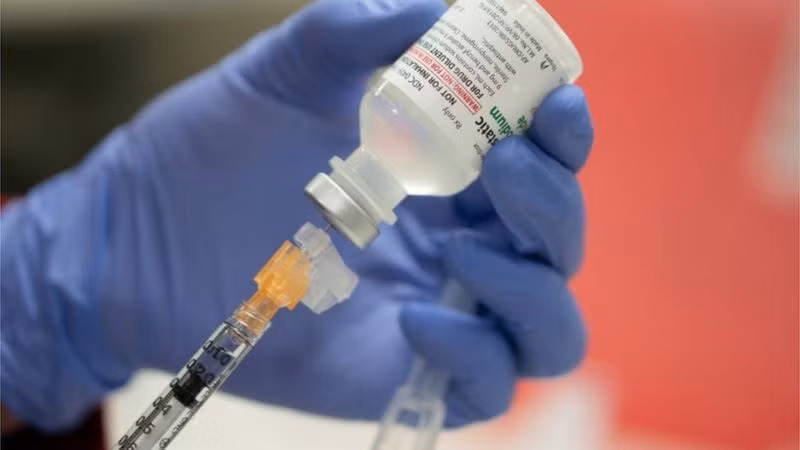 Một số người tiêm phòng Covid-19 nhưng vẫn dương tính với virus. Ảnh: Reuters.