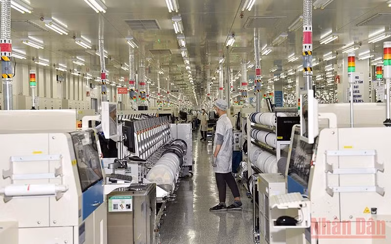 Dây chuyền sản xuất linh kiện điện tử ở Công ty TNHH Samsung Electronics Thái Nguyên. (Ảnh: NHẬT BẮC)