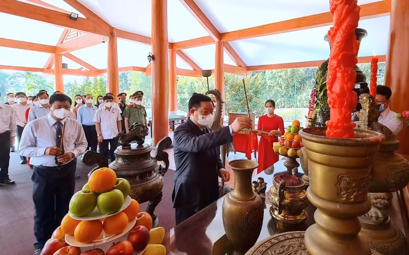 Chủ tịch Quốc Hội Vương Đình Huệ viếng, dâng hoa, dâng hương Chủ tịch Hồ Chí Minh tại Khu tưởng niệm.
