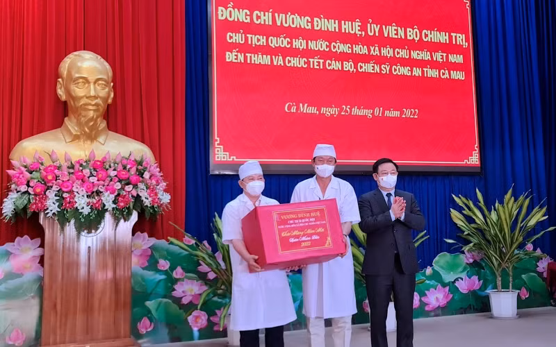 Chủ tịch Quốc hội chúc Tết lực lượng Công an, tuyến đầu chống dịch Cà Mau -0