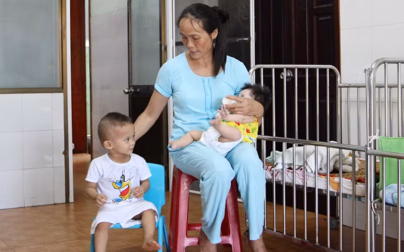 Mẹ và con tại Trung tâm Nuôi dưỡng trẻ mồ côi.