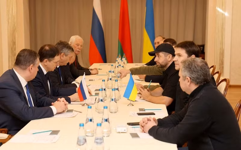 Đại diện phái đoàn Nga và Ukraine tham gia đàm phán tại khu vực Gomel, Belarus ngày 28/2/2022. (Ảnh: BelTA/REUTERS)