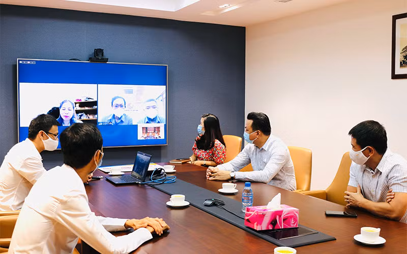Bảo hiểm PVI trao tặng 1 tỷ đồng cho cán bộ y tế tuyến đầu chống dịch -0
