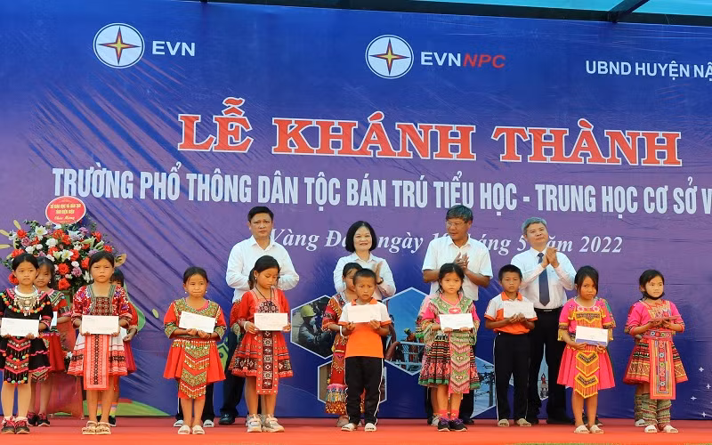 Lãnh đạo Tổng Công ty Điện lực Miền Bắc, Công ty Điện lực Điện Biên trao học bổng tặng học sinh nghèo xã Vàng Đán.