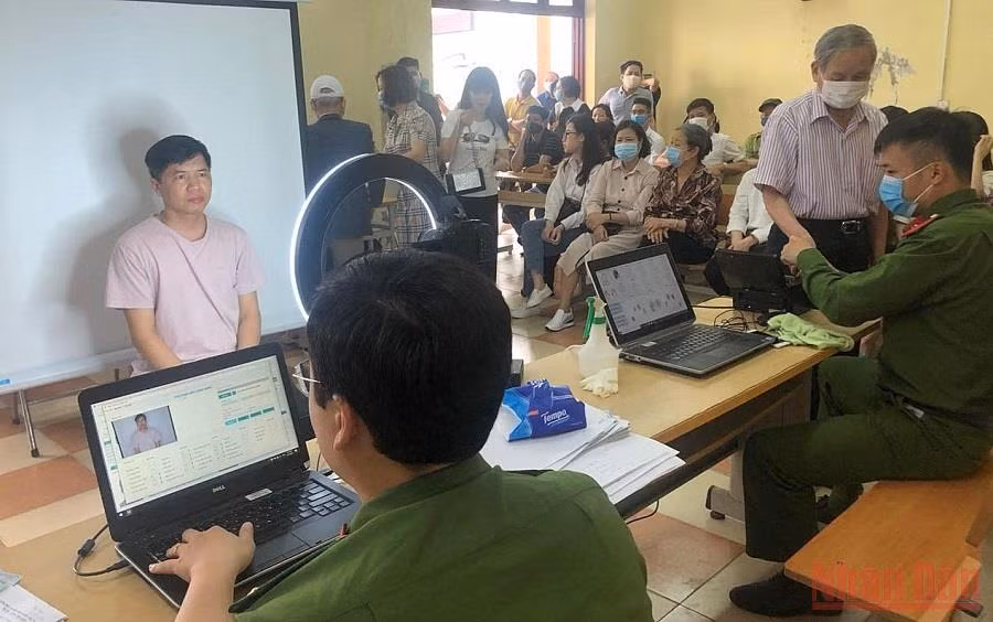 Công an quận Ba Đình thực hiện cấp căn cước công dân gắn chíp cho người dân. (Ảnh: LÊ TÚ)