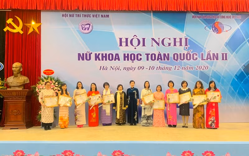 Trao bằng khen cho các hội viên nữ có nhiều đóng góp trong nghiên cứu khoa học.