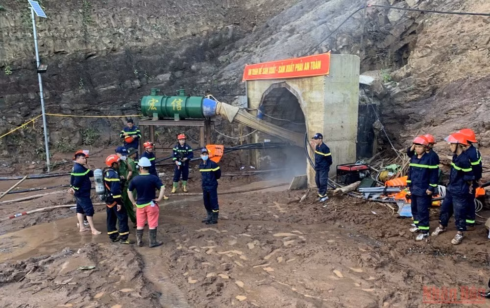 Cảnh sát Phòng cháy chữa cháy Công an tỉnh Điện Biên và lực lượng cứu nạn, cứu hộ nỗ lực tìm kiến 1 công nhân bị lũ cuốn. (Ảnh: LÊ LAN)